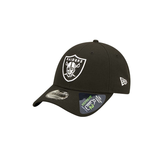 Cappello con visiera e stampa in contrasto in rilievo