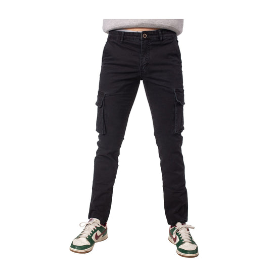 Pantalone Uomo a tinta unita, dal taglio classico, con numerose tasche