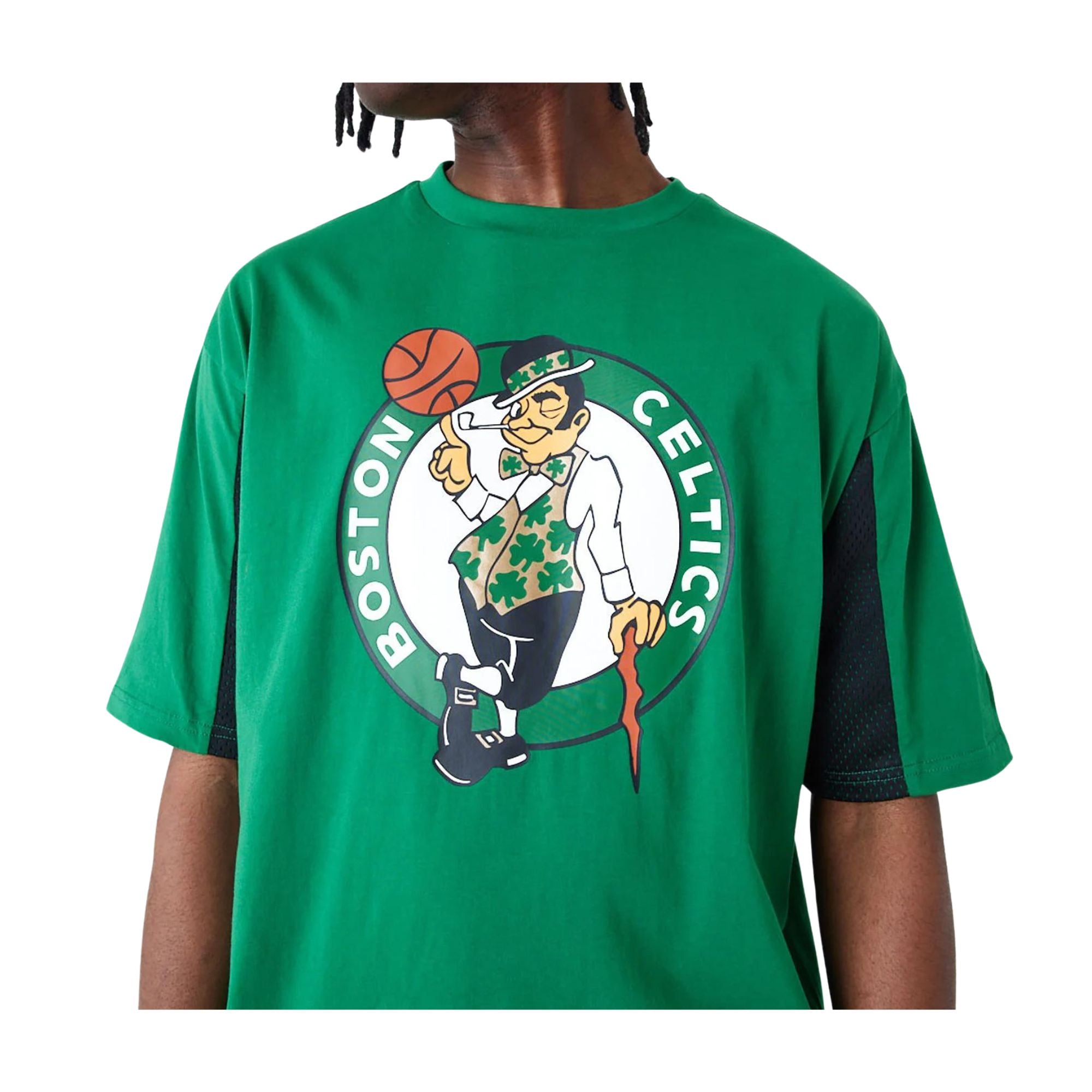 Dettaglio ravvicinato T-shirt con logo Boston Celtics sul davanti