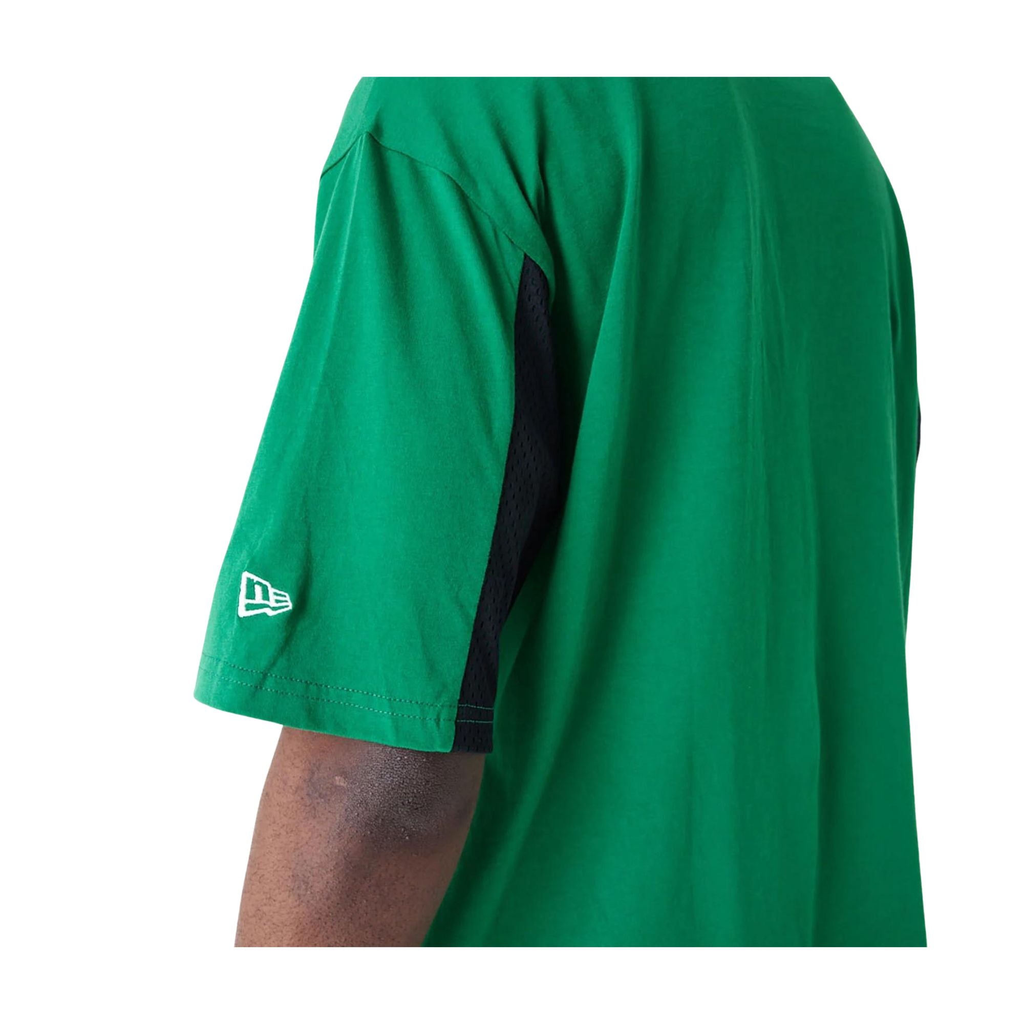 Dettaglio ravvicinato retro T-shirt e logo New Era ricamato sulla manica