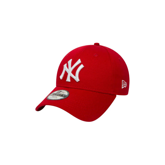 Cappello rosso con rilievo bianco