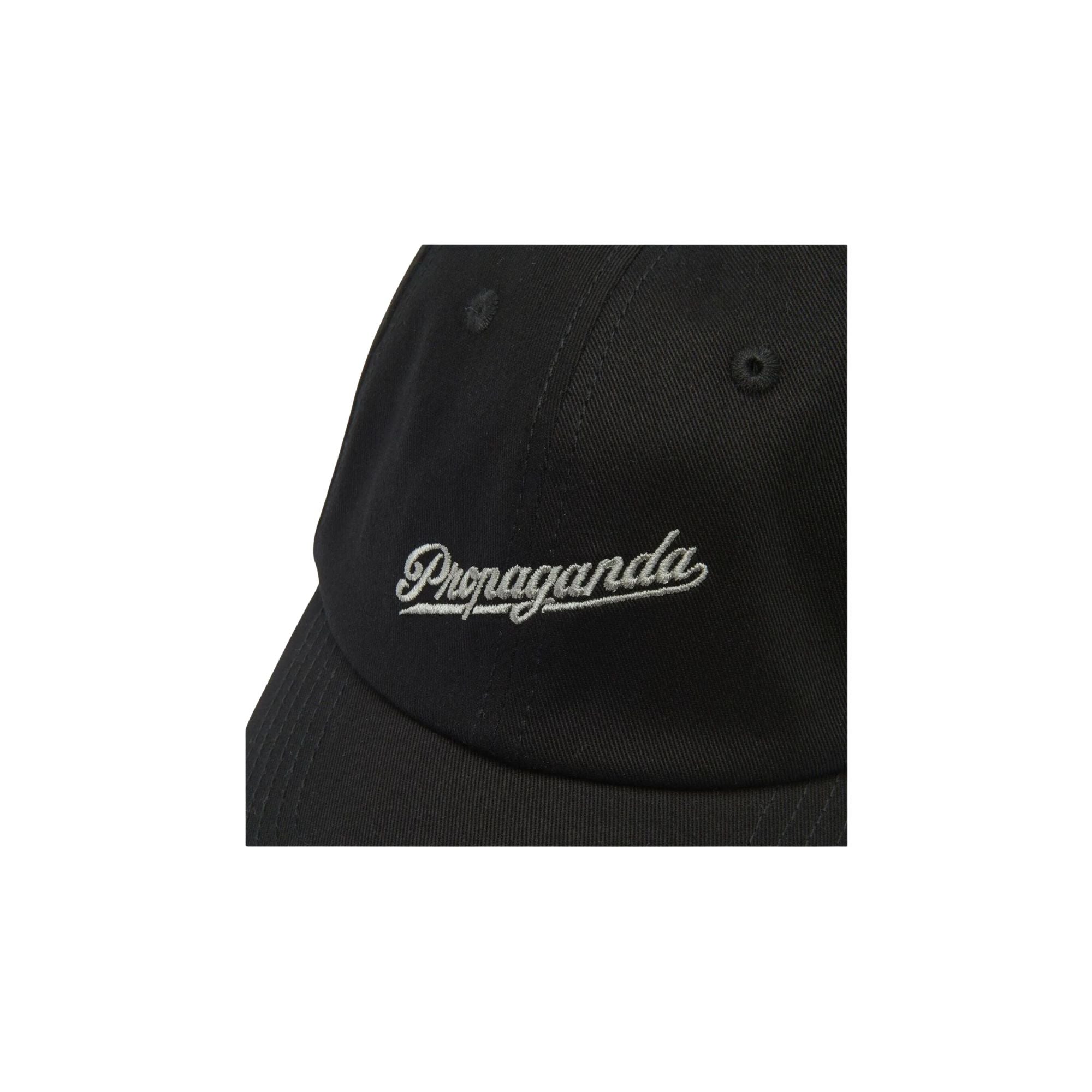 Dettaglio ravvicinato Cappello con scritta frontale