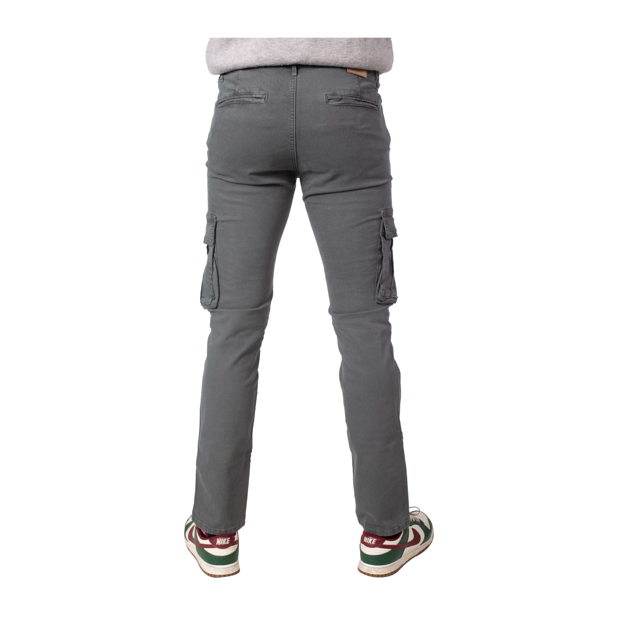 Pantalone Uomo dotato di due tasche con patta e chiusura con zip e bottone